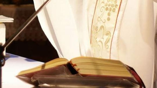 Ksiądz podejrzewany o molestowanie dzieci nadal uczy. "Nie wolno przesądzać o winie"