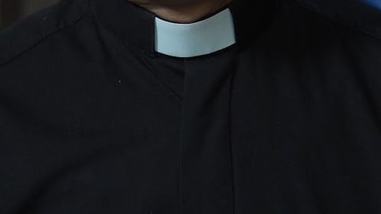 Ksiądz rzucił książką w ucznia. Miał także bić i wyzywać 12-letniego chłopca