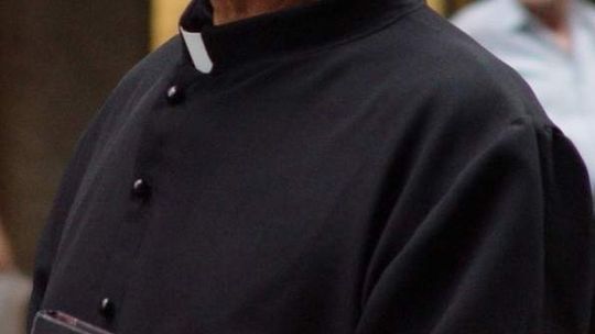 Ksiądz skazany za dziecięcą pornografię uczy religii