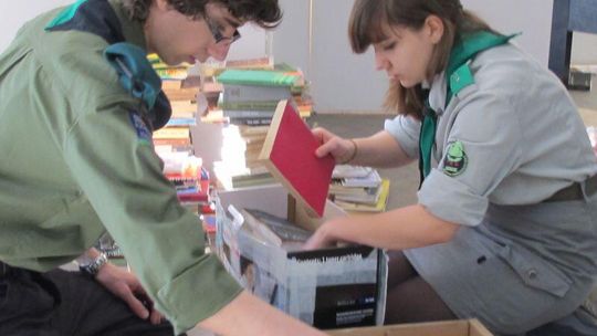 Ksiądz uratował szkołę, harcerze wyposażyli bibliotekę