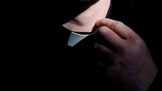 Ksiądz z zarzutami za molestowanie seksualne. Miał dotykać piersi nastolatki