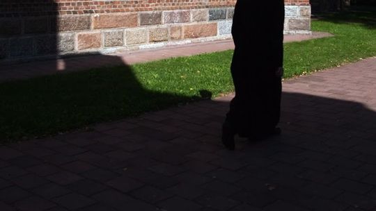 Ksiądz zrozpaczony. Przygarnięty mężczyzna zakaził się od niego koronawirusem i zmarł