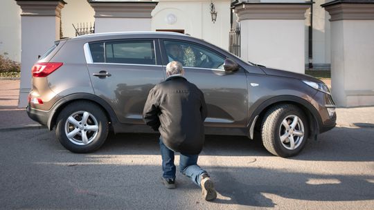 Księża jeździli samochodem z Najświętszym Sakramentem. Procesja z modlitwą o zdrowie w czasie epidemii