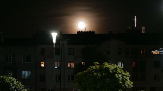 Księżyc świeci mocniej niż zwykle. To Pełnia Żniwiarzy [zdjęcia]