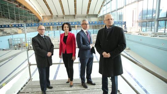 Kto chce wypłynąć na nowym basenie. Mucha kontra Gąsior-Marek