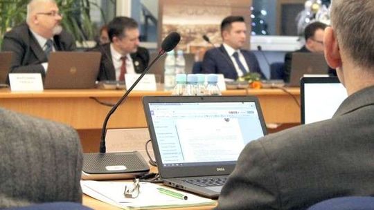 Kto często interpeluje, a kto nie ma żadnych spraw. Sprawdzamy aktywność puławskich radnych