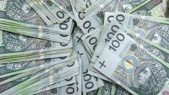 Kto dba o zarobki urzędników powiatu bialskiego? 