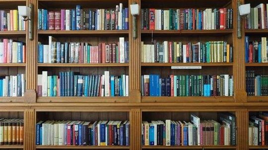 Kto i co czyta? Romanse i kryminały [raport o czytelnictwie]