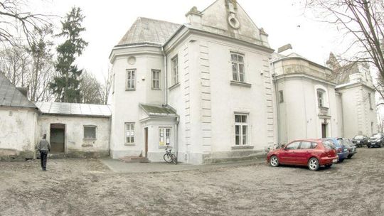 Kto kupi pałac z dziećmi? Chcą sprzedać zabytek w Podzamczu