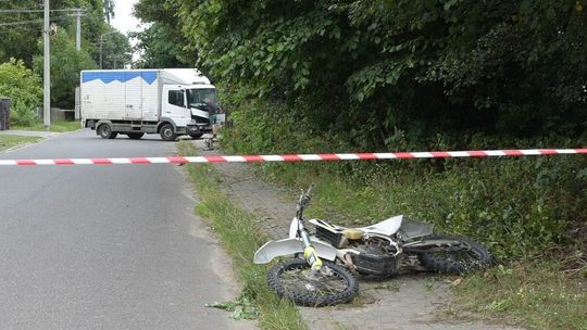 Kto mu pozwolił wsiąść na motocykl? Nastolatek zderzył się z ciężarówką