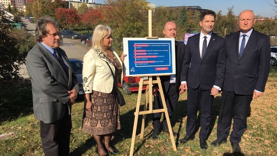Kto niszczy plakaty kandydatów PiS? Obietnice Sylwestra Tułajewa dla jednego z okręgów