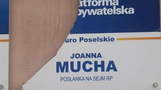 Kto połamał tabliczkę przy biurze poselskim?