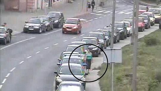Kto porysował samochody na ul. Świętoduskiej? Policja szuka kobiety (wideo)