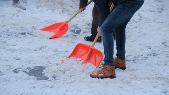Kto powinien odśnieżać chodniki? Burmistrz kontra starosta