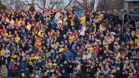 Kto rzucił butelką na meczu żużlowym? Policja zna już tożsamość pseudokibica
