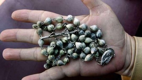 Kto się modlił, a kto pił wino? Policja sprawdzi co się działo w lokalu wyborczym