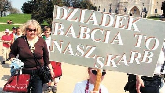 Kto siedzi w kieszeni emeryta. "Babcia i dziadek sobie mniej kupują, mają dla nas na kieszonkowe"