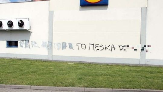 Kto szkaluje byłego partnera Dody? Obraźliwe napisy na budynkach
