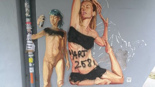 Kto w Lublinie się boi nagiej kobiety? Ktoś niszczy uliczne prace Żbika