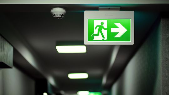 Kto wykonuje przegląd opraw awaryjnych i co grozi za brak dokumentacji?