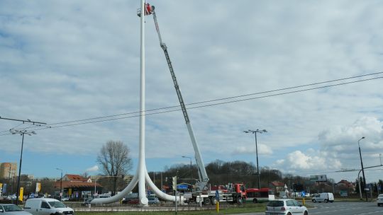 Kto zaopiekuje się największą flagą w regionie? Trzeba ją regularnie wymieniać