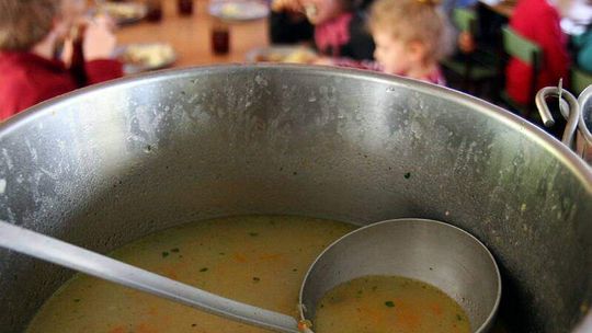 Które szkolne stołówki w Lublinie będą wydawać posiłki podczas wakacji?