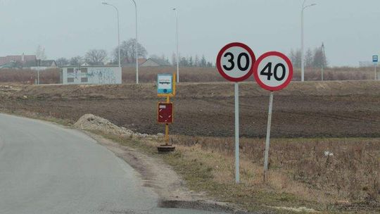 Który znak jest prawidłowy: 30 czy 40? A może 30+40?