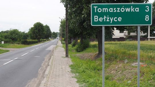 Ktoś pomazał wiatę przystankową. Zastępca burmistrza zaprasza wandali na spotkanie
