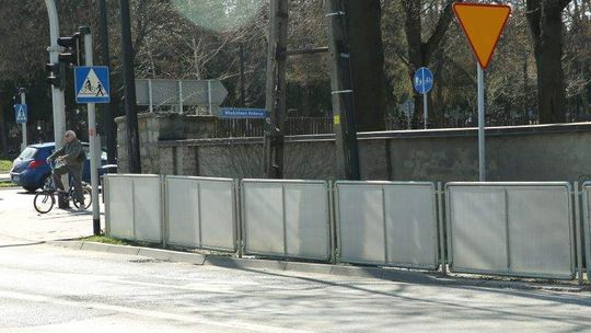 Ktoś postawił barierki przy ul. Walecznych. "Niewidzialna ręka"?
