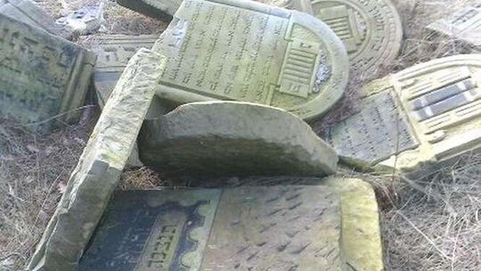 Ktoś przywiózł macewy na kirkut. "Są w doskonałym stanie"