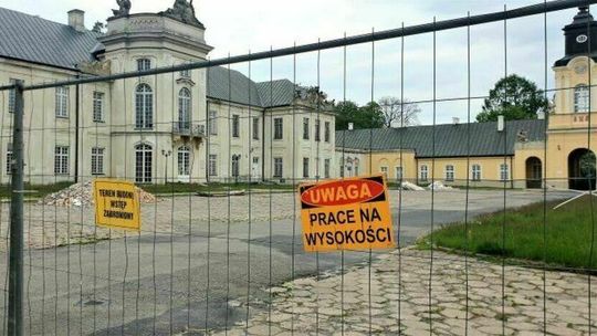 Ktoś wtargnął na dziedziniec pałacu. Burmistrz: „Totalna opozycja”