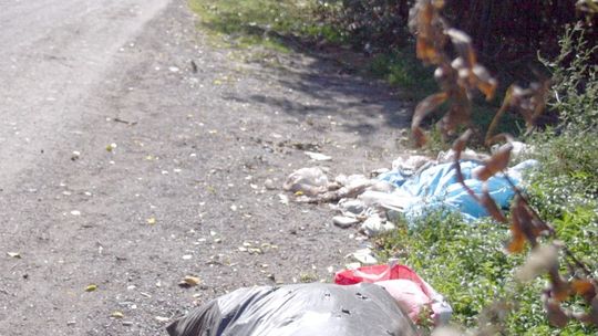 Ktoś wyrzucił śmieci. Jest brudno i niebezpiecznie
