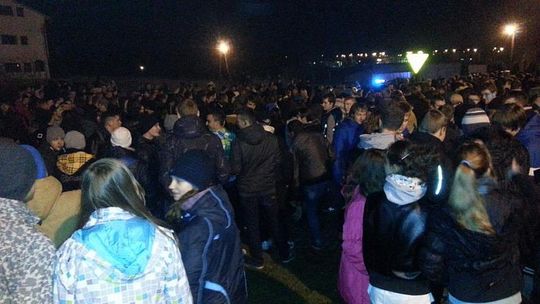 Ktoś zaprosił na imprezę do 14-latki. Przyjechało 500 osób (FILM)