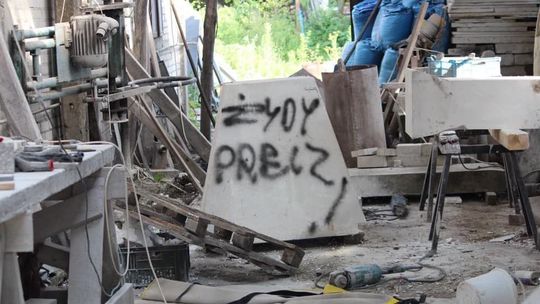 Ktoś zdemolował zakład kamieniarski, 100 tys. zł strat. Atak sąsiedzki czy antysemicki? [zdjęcia]