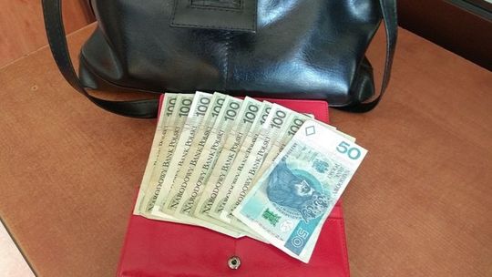 Ktoś znalazł torebkę i zaniósł ją na plebanię. Ksiądz odniósł zgubę na komendę