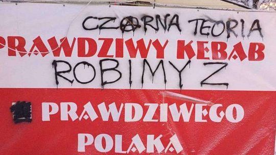 Ktoś zniszczył reklamę baru "Prawdziwy kebab u prawdziwego Polaka"