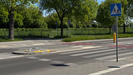 Ktoś zniszczył znak i odjechał. Resztki leżały kilka dni