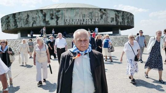 Kufer podróżny i medal na wystawie w muzeum na Majdanku 