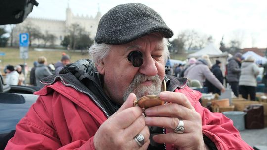 Kufer podróżny i wojskowe kalesony. Giełda staroci w Lublinie