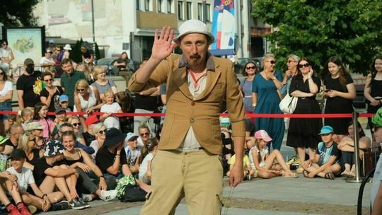 Kuglarze i linoskoczkowie. Karnawał powrócił na ulice