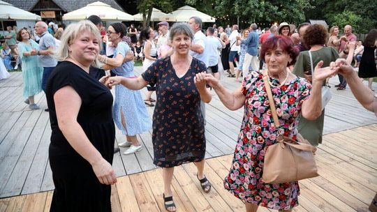 Kultowe potańcówki w skansenie wróciły. Na parkiecie tłumy 