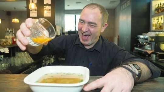 Kultowe przepisy z PRL. Najlepsze na "śledzik party"