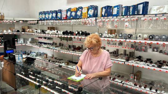 Kultowy sklep z AGD na sprzedaż. Pani Ewa pracuje tu od 50 lat