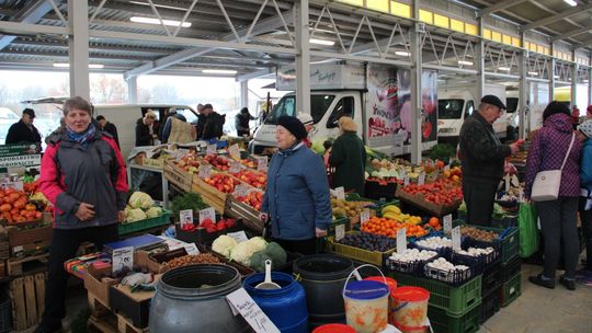 Kupcy handlują już pod wiatą. "W komfortowych warunkach sprzedają swoje produkty"