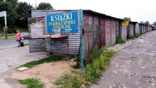 Kupcy mają zdemontować stragany. Większość nadal działa