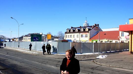 Kupcy z Nowego Miasta narzekają: Płot odgrodził nas od klientów