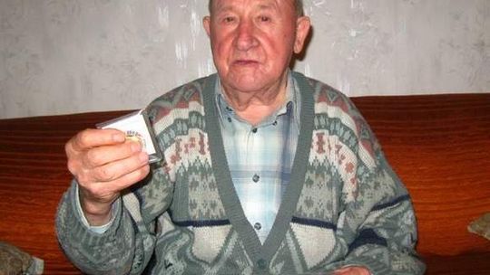 Kupił jeden medal, a wysłali mu dwa. I pogróżki