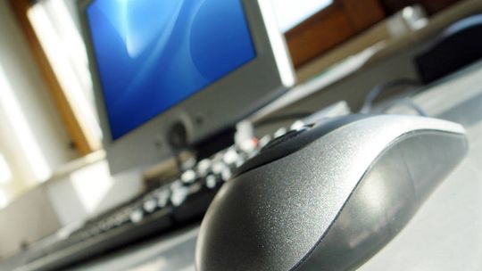 Kupił telefon przez Internet. Dostał stare perfumy