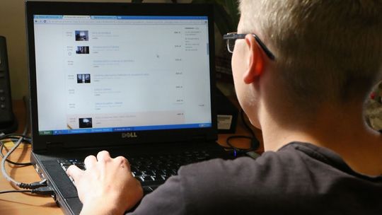 Kupił zegarek przez internet. Kiedy otworzył paczkę mocno się zdziwił