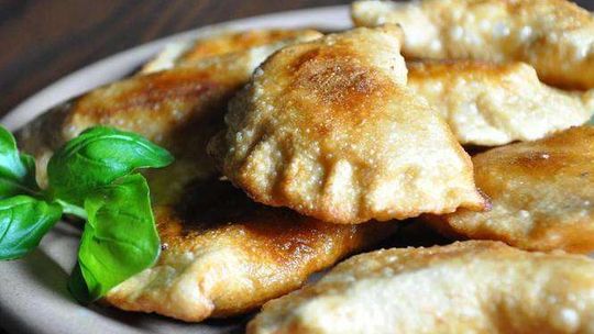 Kupiła pierogi, pomyliła się przy ważeniu. Skuli ją i przesłuchiwali